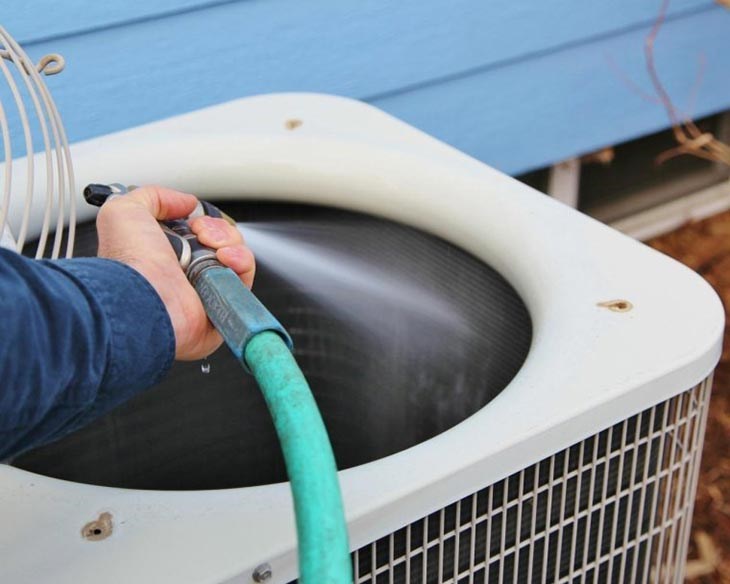 Sử dụng máy bơm tăng áp hoặc máy phun nước áp suất cao để rửa sạch dầu xả. Hướng dẫn cách vệ sinh máy lạnh tại nhà đúng cách đơn giản nhanh chóng