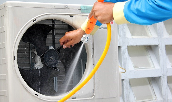 Vệ sinh máy lạnh cẩn thận, không xịt trực tiếp vào quạt để tránh hư hỏng. Hướng dẫn cách vệ sinh máy lạnh tại nhà đúng cách đơn giản nhanh chóng