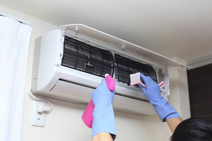 Vệ sinh tổng thể, vệ sinh khu vực làm việc và lắp lại các bộ phận vào máy điều hòa Hướng dẫn cách vệ sinh máy lạnh tại nhà đúng cách đơn giản nhanh chóng