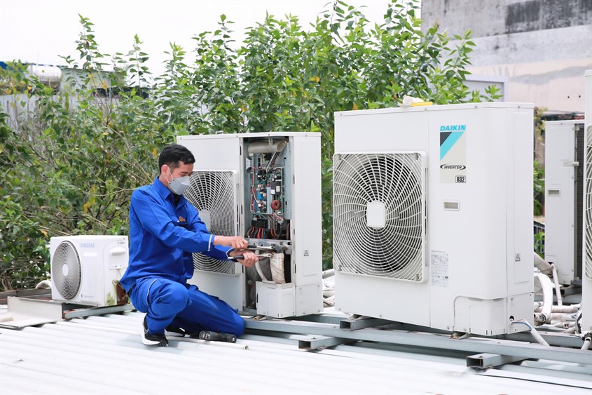 Vệ sinh máy lạnh gắn trên mái nhà Hướng dẫn cách vệ sinh máy lạnh tại nhà đúng cách đơn giản nhanh chóng